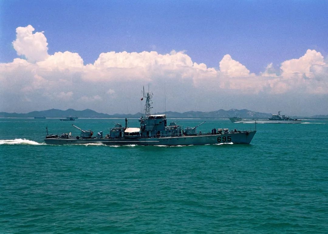 经过四次换装,当年的小炮艇如今已"升级"为现代化的导弹护卫舰泉州舰