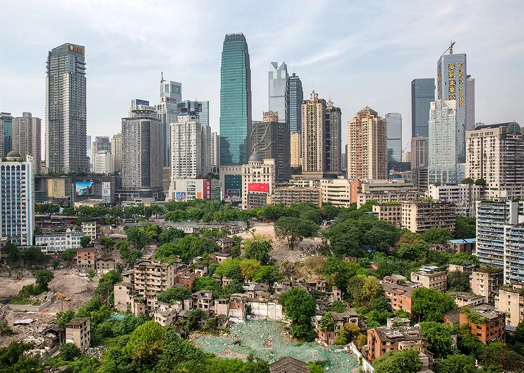 即将拆迁的重庆十八梯旧城区与城市中的高楼大厦,2017年.