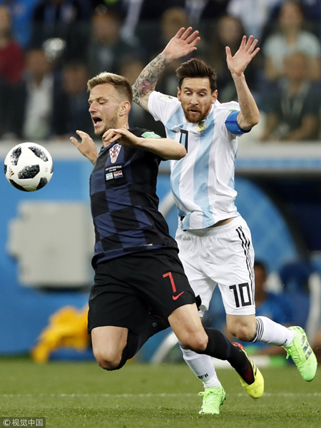 除了赛前发烧还跑了14公里的强悍外,拉基蒂奇的柔情也令人感动