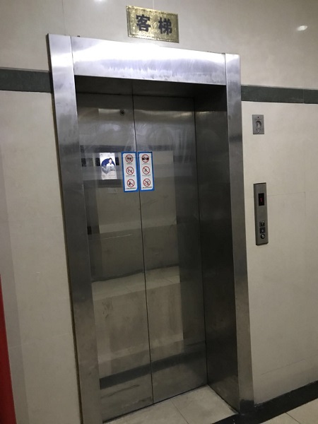 高层居民楼两部电梯"罢工" 居民爬楼直呼"累煞"