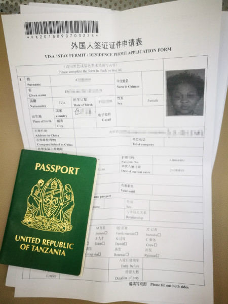 非洲一女士孤身在沪早产一度母子频危 为婴儿起名"帮助"感恩警方襄助