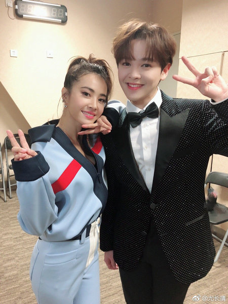 尤长靖晒与蔡依林合照 比v灿笑心情大好!