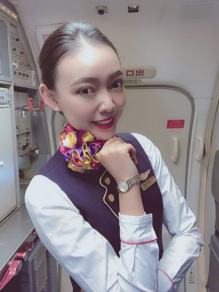 乌鲁木齐航空乘务员向梦鸽镞砺括羽青春无悔