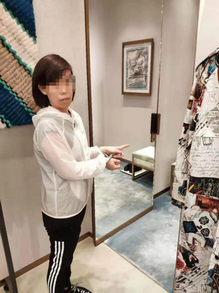 图说:嫌疑人指认作案现场。