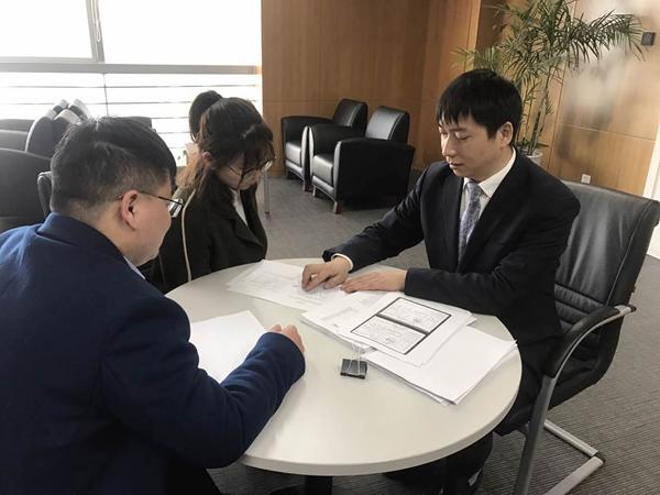 (图为刘高正在和客户沟通交流)