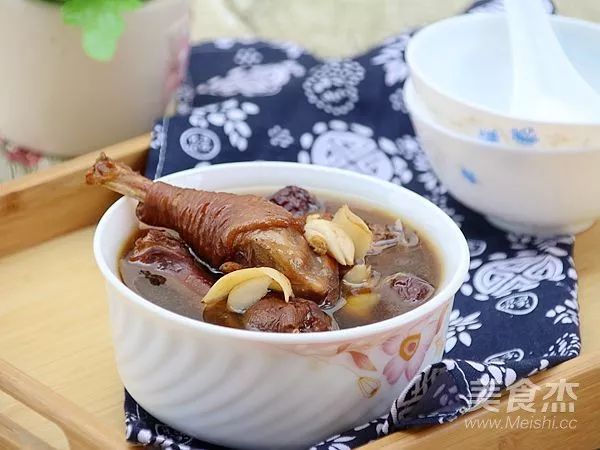 专家建议,泡制罗汉果茶或用其煲汤,可以清润利肺,止咳化痰.