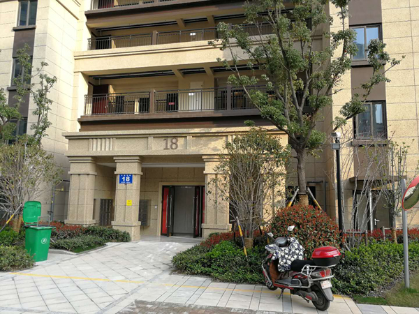 无锡一楼盘被业主投诉"入户门像洞",开发商:符合规划