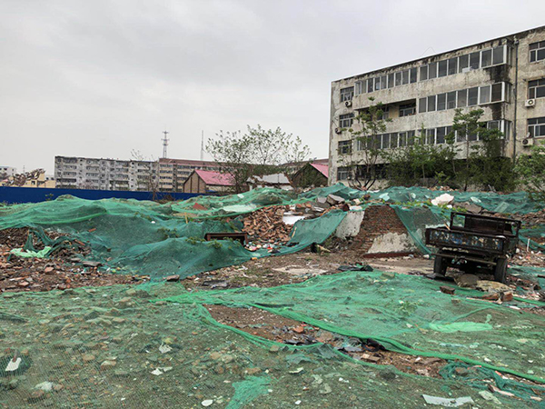 河南城管强拆:河南商丘城管强拆与民警冲突:一城管副大队长被拘 当天发生冲突的拆迁现场。