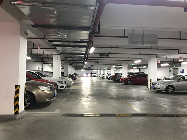 别墅地下停车库每月缴了物业费,还要付停车费吗?