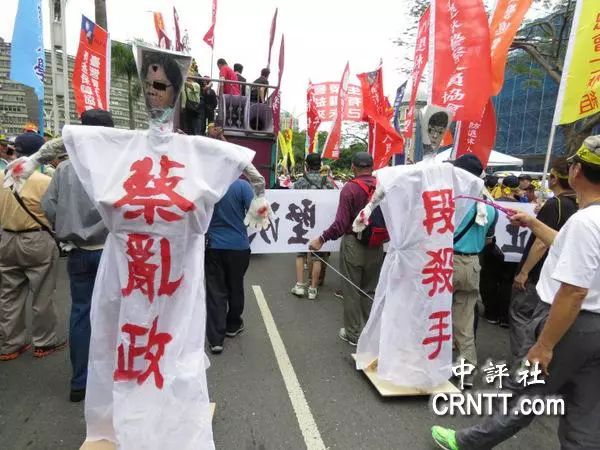 台民众抗议 年金改革 用苍蝇拍抽蔡英文人偶泄愤 手机新浪网 台民众抗议 年金改革 用苍蝇拍抽蔡英文人偶泄愤 手机新浪网