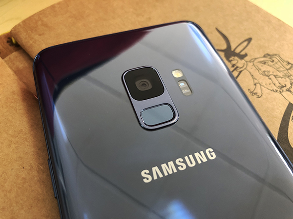 三星galaxy s9背面的变动较上代产品变化略大,将指纹识别器从镜头侧面