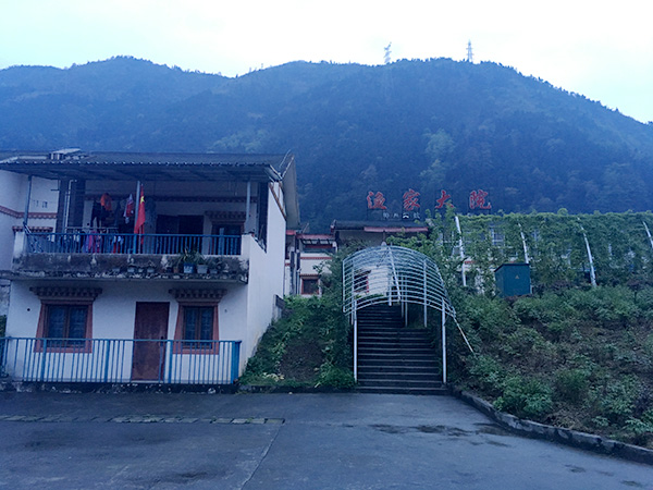 北纬31° |映秀公墓守墓人:十年,从未给孙儿祭奠