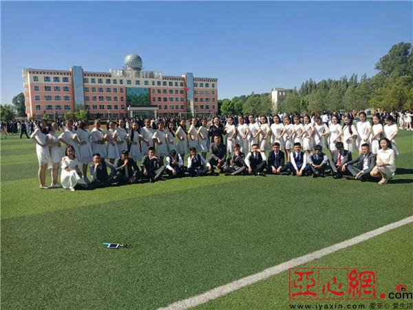 新疆哈巴河县毕业季将最美的青春定格在母校