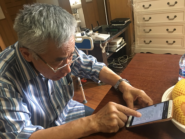 2018年6月4日上午,张国夫阅读同学们的微信.