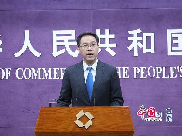 商务部新闻发言人高峰主持发布会(中国网 伦晓璇摄)