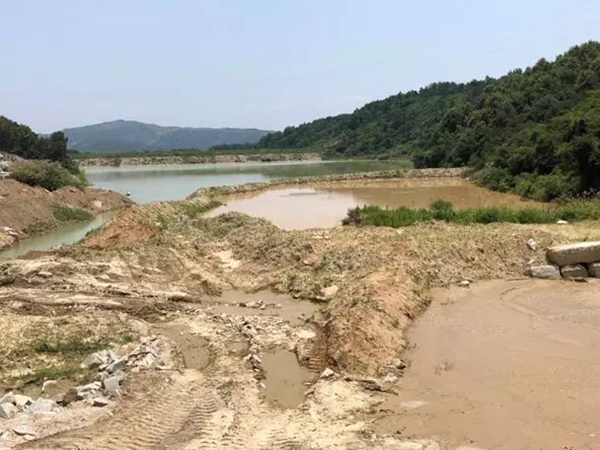 采石矿区附近的东升水库被淤塞.