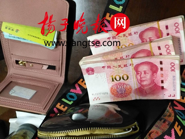 马大哈过完安检包都不要了 内有两万多现金铁警原物奉还