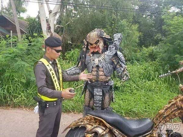 泰国小哥cos铁血战士驾"异形骨骸"摩托 结果很悲剧