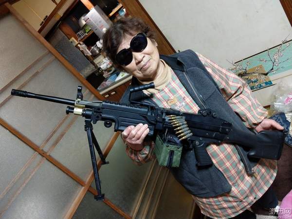 日本"社会"大妈超硬核cos 手持加特林酷炫爆棚