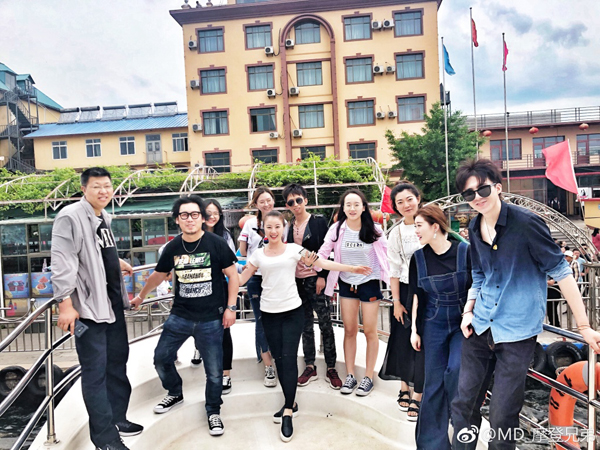 yy摩登兄弟人气暴涨,下播"宠粉"忙不停