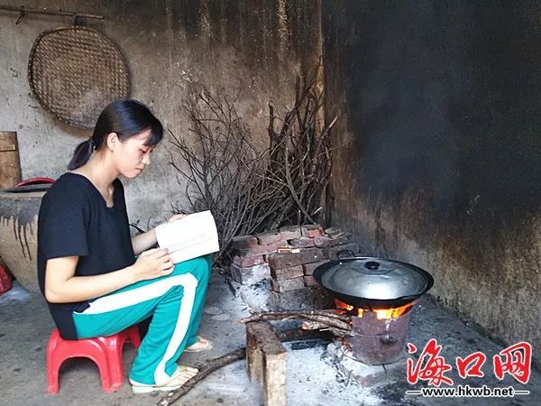 【爱心助学】"贫穷击不倒我" 这个女孩有个医学梦