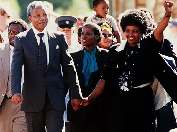 1990年2月11日,南非开普敦,曼德拉入狱27年后被释放,他和妻子温妮走在