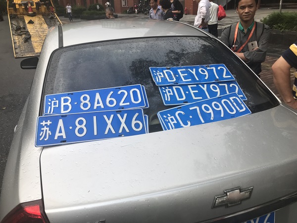 警方供图新民晚报讯(记者 徐驰)近日,一辆悬挂"沪a81xx6"车牌的银色小