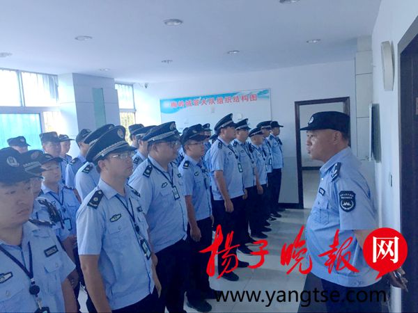 跟随采访扬州最美城管人:感受烈日下的拼命