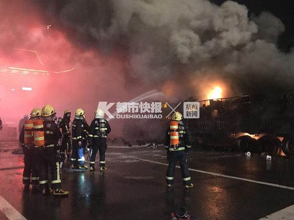 杭州北收费站附近半挂车起火 车上载有化学物品