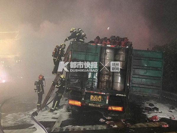 杭州北收费站附近半挂车起火 车上载有化学物品