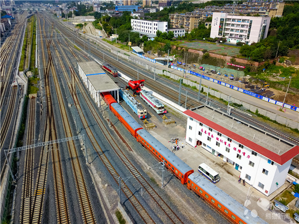 成都机务段广元救援列车长期驻扎在广元站附近(吴正琪 摄)8月16日,在