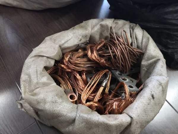 十余人开着车子去偷电缆!不到一月他们偷了5000余斤