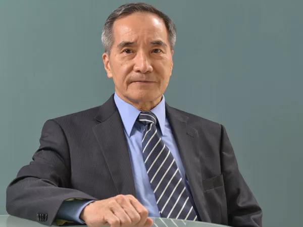 "当时教我物理的是杨振宁的弟弟杨振平,要求很严格.