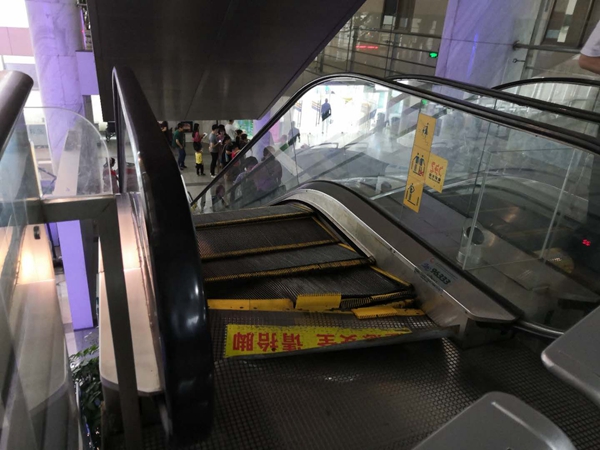 自动扶梯险酿祸,坤达物业安保人员协作避免医院安全隐患