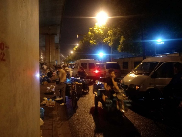 城管局长接热线|治理龙上批发市场脏乱差环境