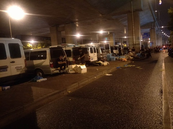 城管局长接热线|治理龙上批发市场脏乱差环境