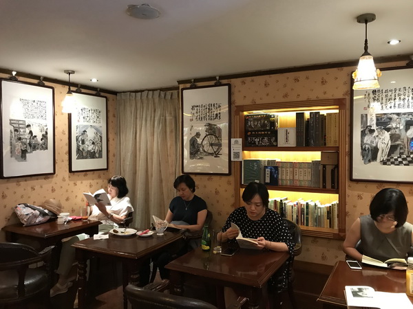 张奇是千彩书坊的创始人之一,据他回忆,常德公寓修缮之初,最开始找到