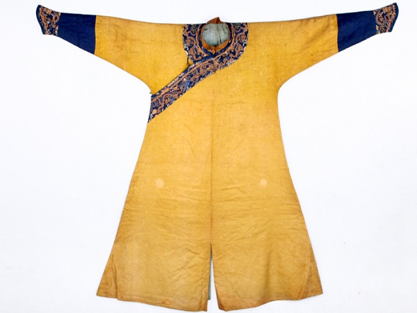 如清皇太极御用黄色团龙纹常服袍,这件袍服的形制属于满人传统的服装