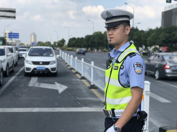 绍兴市解放大道二环北路路口,只见潘威头戴白檐帽,手戴白手套,正用