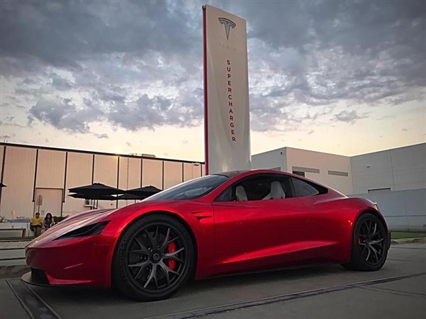 特斯拉roadster 2实车曝光:一脚"油门"真要上天