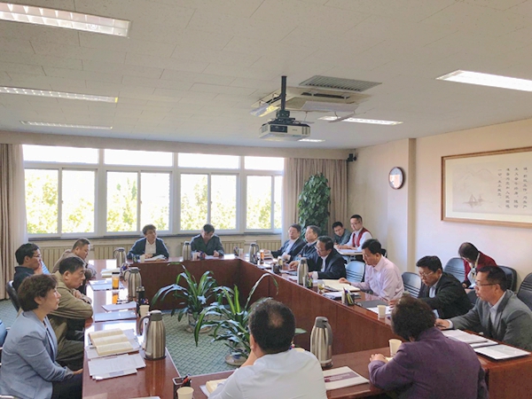 委常委会暨理论中心组围绕全国教育大会精神开