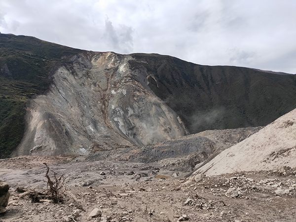 10月12日，江达县山体滑坡区域出现新裂缝。中国安能安蓉公司 供图