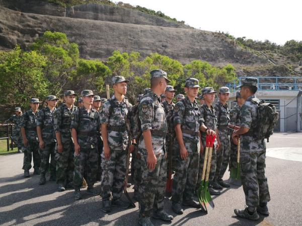 驻港部队清理山竹灾后垃圾香港市民多谢解放军