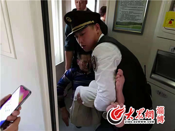 10月22日,z170次火车刚过青岛北站不