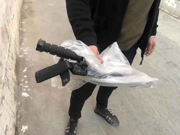 3男同行都精神恍惚,警察一眼就看出了问题|姜涛|砍刀|警察_新浪新闻