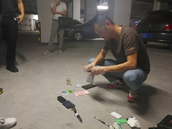 漳州私家侦探:男子用“”敲诈十官员:破案时已P超300张 民警从彭某随身包中搜出作案物品