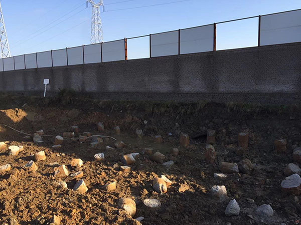 被征迁一半的中华鲟养殖场围墙外的施工工地。澎湃新闻记者 吴跃伟 摄