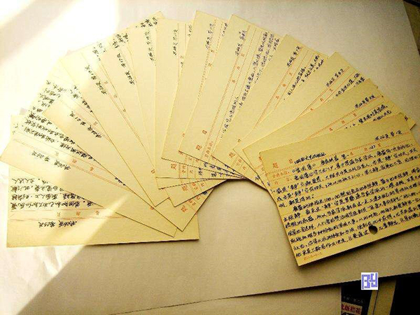 有意思的是,钱锺书并没有选择体积较小便携的读书卡片来做笔记.