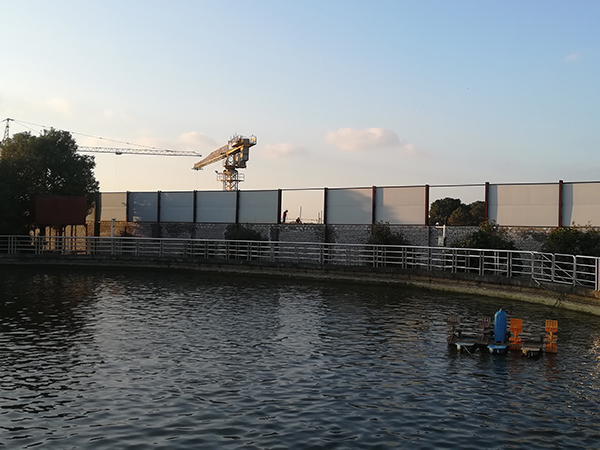 恒升公司基地内最大的中华鲟养殖池，直径38米。围墙外就是芈月桥工地。 吴跃伟 澎湃资料图
