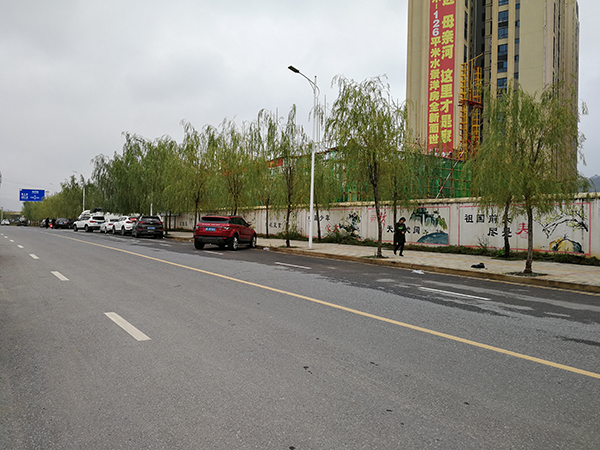 建筑老板周万明是在郴州一工地附近的马路边遇害的。 澎湃新闻记者朱远祥 图